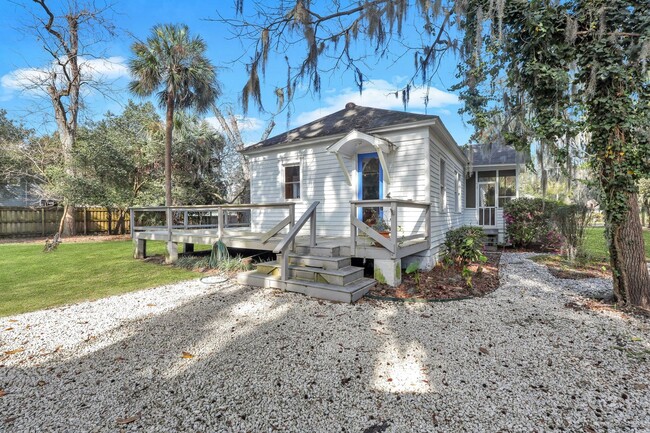 Building Photo - 3/1 historic Thunderbolt bungalow