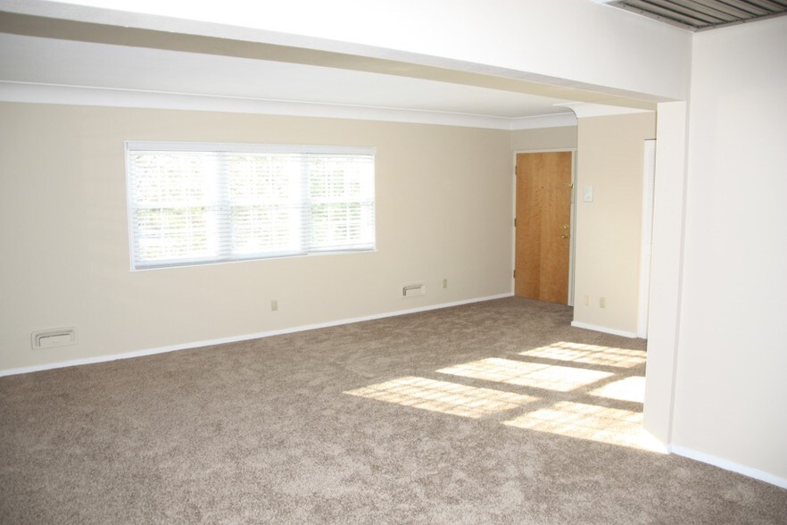 Building Photo - 2142 Collinway St