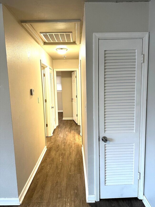 Building Photo - NEWLY REMODELED 3 BEDROOM 1 BATH IN WEBB CITY-$1200 RENT-$1200 DEPOSIT