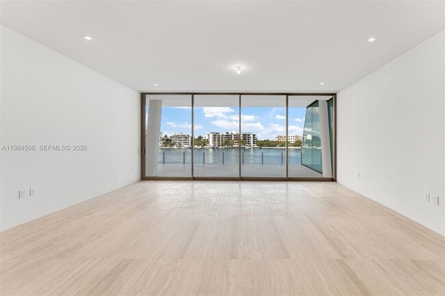 Building Photo - 5 Grove Isle Dr