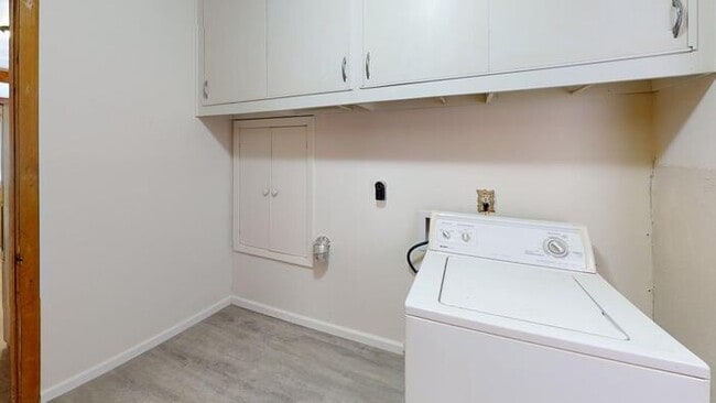 Building Photo - 507 8th Ave SW