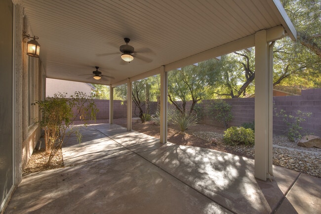 Building Photo - SUMMERLIN Home 3 Bedrooms + Small Loft - M...