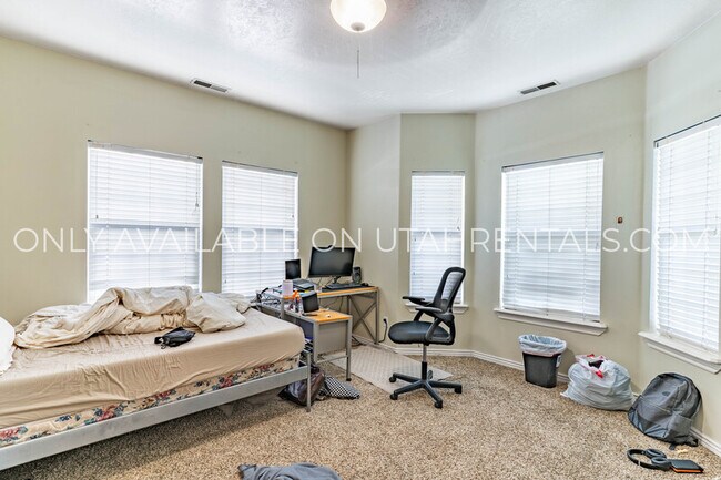 Building Photo - 331 Belmont Pl