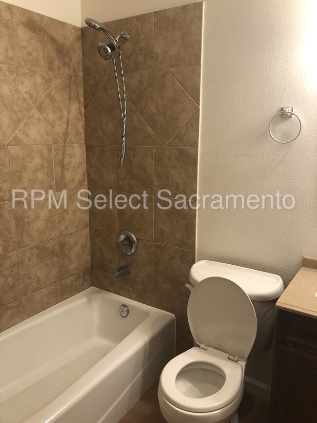 Building Photo - Updated 3 bed 2 bath duplex