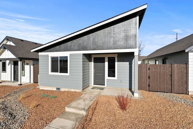 Building Photo - 50% OFF!!! Modern 3 Bed/2 Bath Single-Level Home with Open Living - Redmond