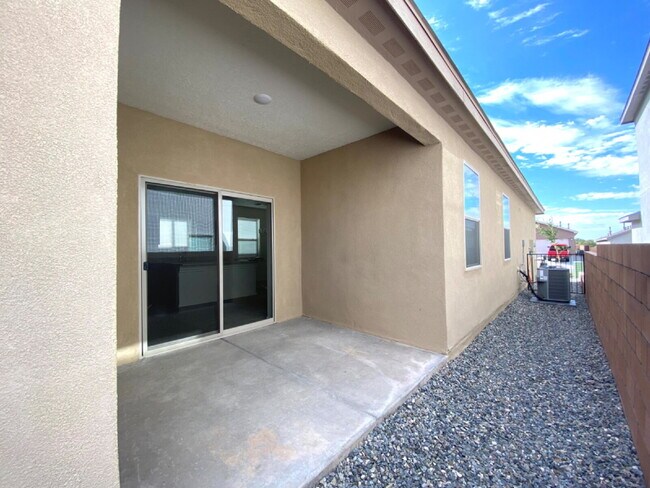 Building Photo - MUST SEE 3BR/2Bath