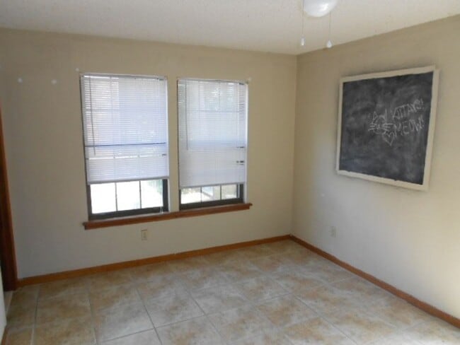 Building Photo - 3 Bedroom, 2.5 Bath off of Mission Road! Available August 2026!