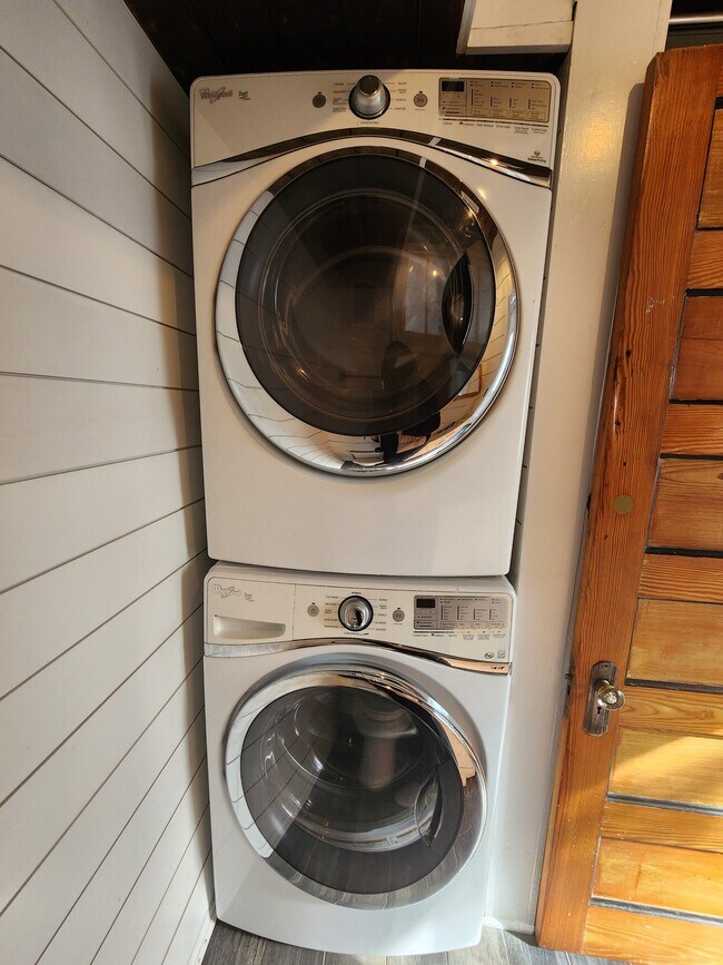 Building Photo - 237 Coming St