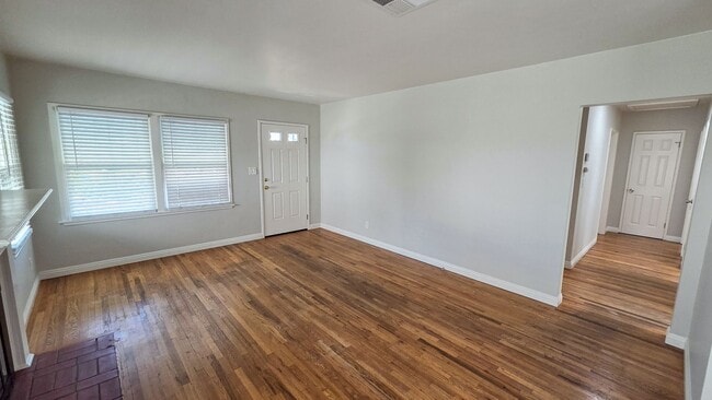 Building Photo - Beautiful 3 Bed 1 Bath House With Double Garage Available Now!