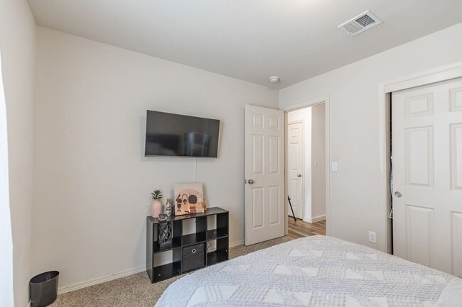 Building Photo - 3 Bedroom, 2 Bath in a Private Cul De Sac
