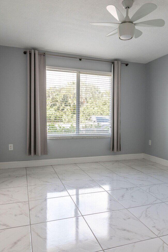 Building Photo - 505 Villa Cir