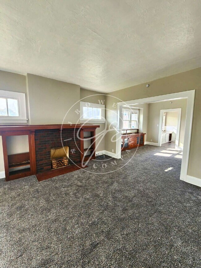 Building Photo - 2 bedroom Upper unit- over 1200 sq feet! Private enclosed porch! Water included!