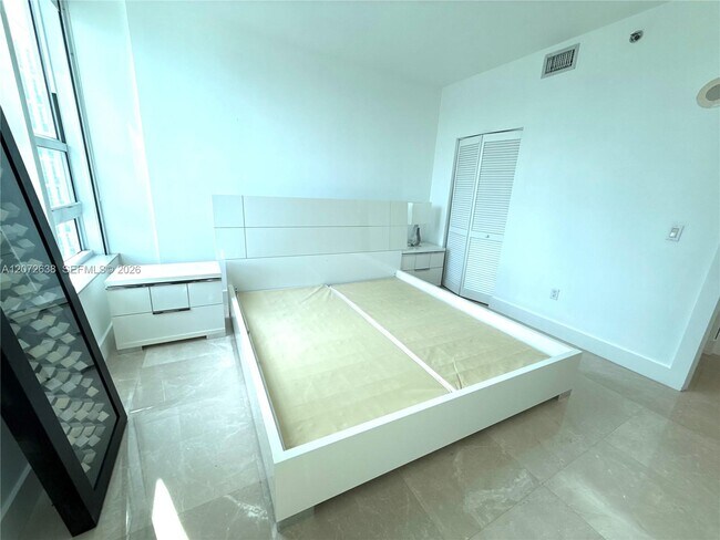 Building Photo - 950 Brickell Bay Dr
