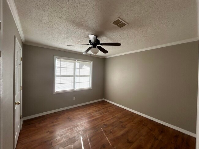 Building Photo - 15 Micanoty Trce