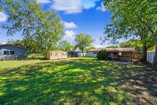Building Photo - 823 Straight Ln