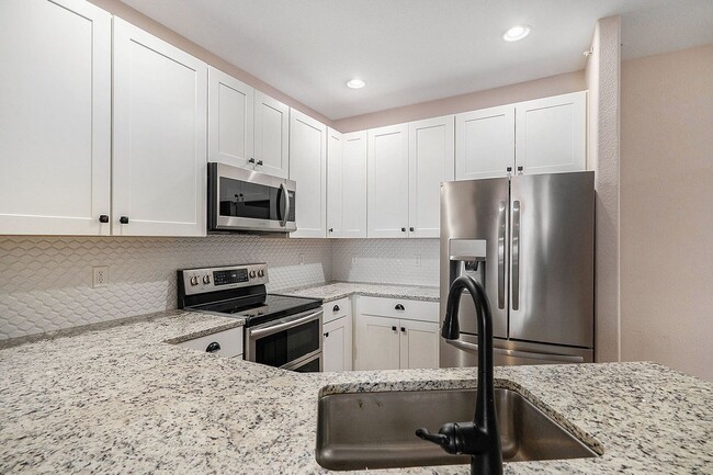 Building Photo - Updated 2 Bed 2 Bath Condo with One Car Ga...