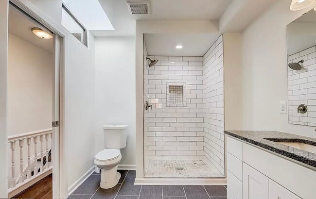 Building Photo - Bright 3-Bed, 2.5-Bath Gem Next to Patters...