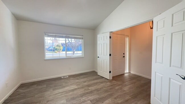 Building Photo - Charming 3 Bedroom / 2 Bathroom Home in NW Redmond