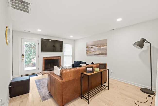 Building Photo - Newly Remodeled Townhome in Fourth Ward – ...