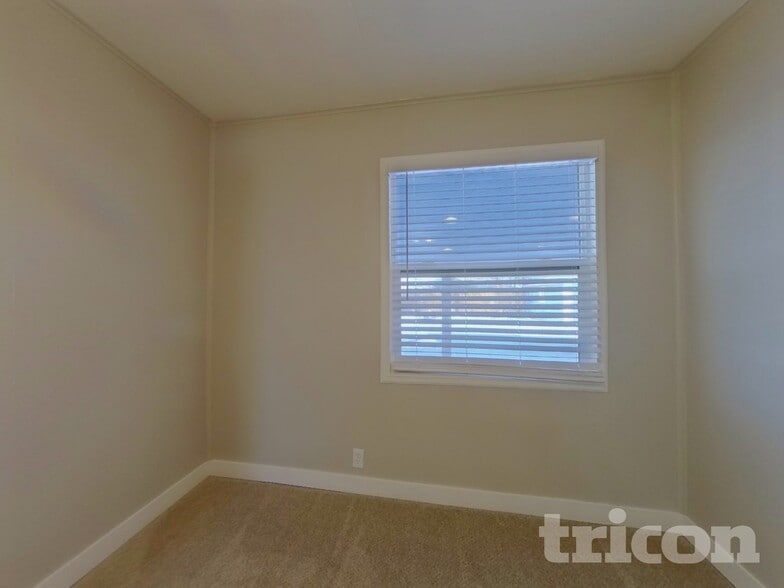 Building Photo - 1904 S Sheridan Ave