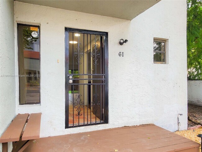 Building Photo - 1901 NW S River Dr