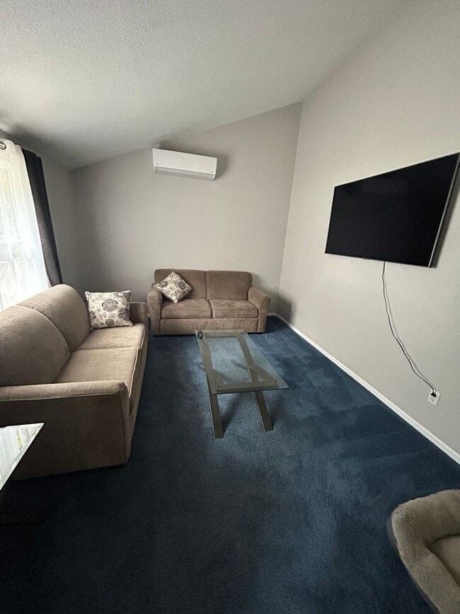 Building Photo - 3 Bedroom 1 3/4 Bathroom In Norwalk