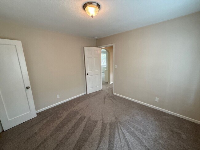 Building Photo - 4627 Thorman Ave NE