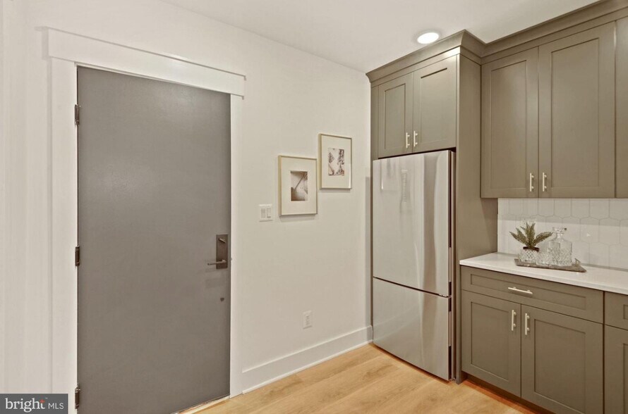Building Photo - 614 Otis Pl NW
