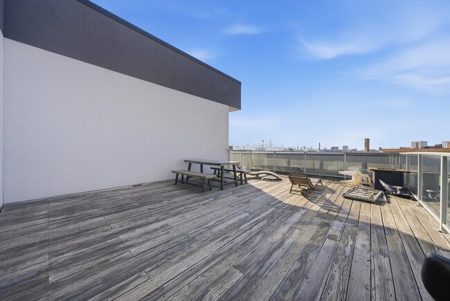 Building Photo - 1610 W Fullerton Ave