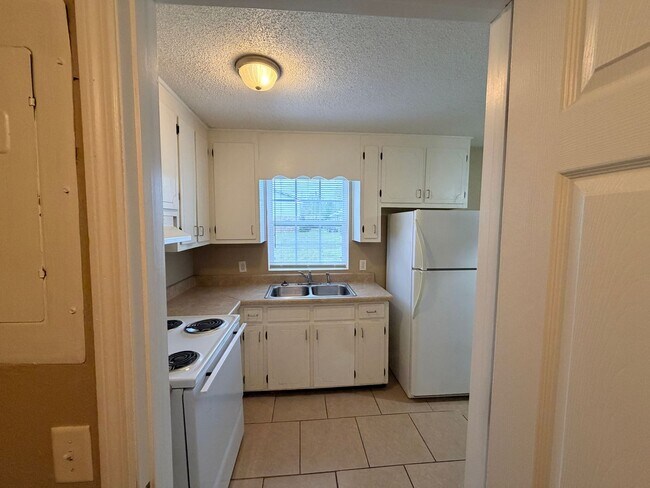 Building Photo - Nice Townhome Located in Adel