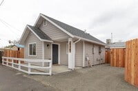 Building Photo - $1,350 Clovis Cottage 1 Bedroom Home Sierr...