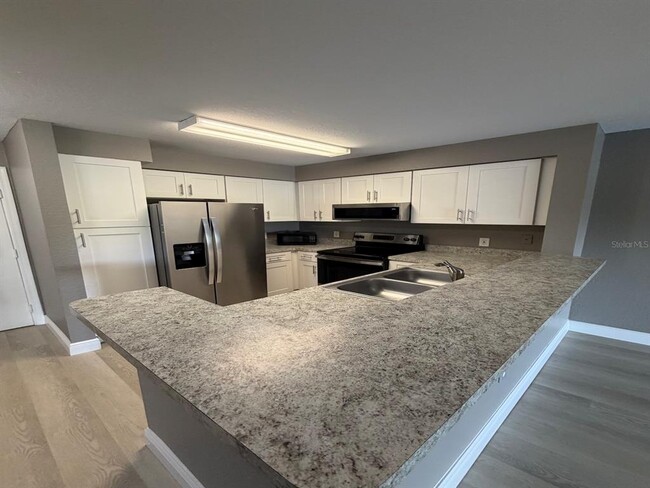 Building Photo - 13803 Fairway Island Dr