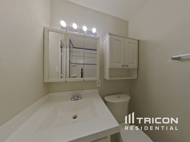 Building Photo - 6112 Granada Cir