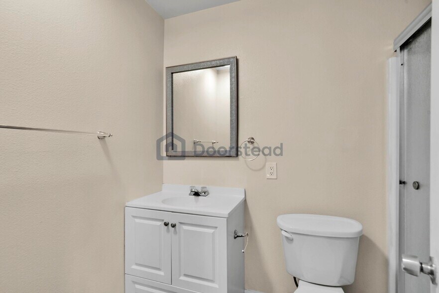 Building Photo - 2521 W Sunflower Ave