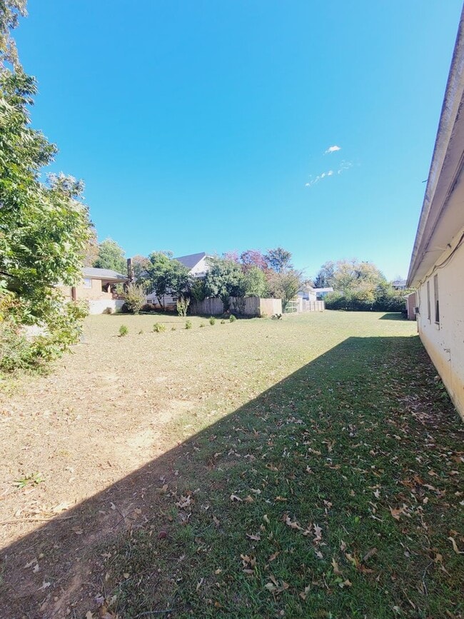 Building Photo - Lovely Two Bedroom - One Bathroom Brick Du...