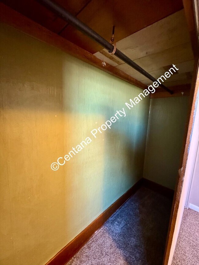 Building Photo - Huge 3 bedroom house with 2 bonus rooms an...