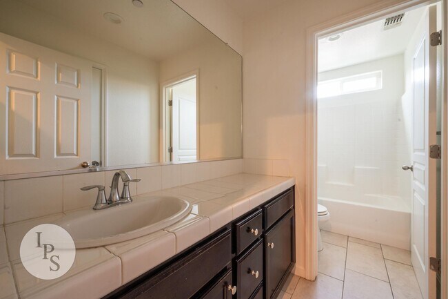 Building Photo - Fresno SouthEast Home, Gated Community, Clovis Unified School District, 3BR/2.5BA - Lots of Ameni...