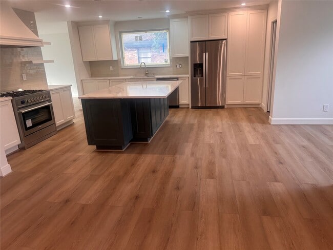 Building Photo - 4726 Ivanhoe St