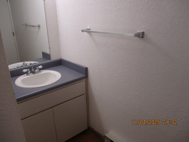 Building Photo - 2700 S White Mountain Rd