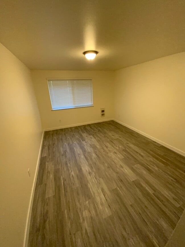 Building Photo - AVAILABLE NOW!!!!! West Olympia 2bdr 1.5bath Townhome w/ garage & parking