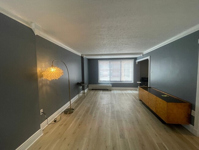 Building Photo - Logan Circle Spacious Efficiency w/Full Bath, All Utilities Included, Pool and 24 Hour Concierge