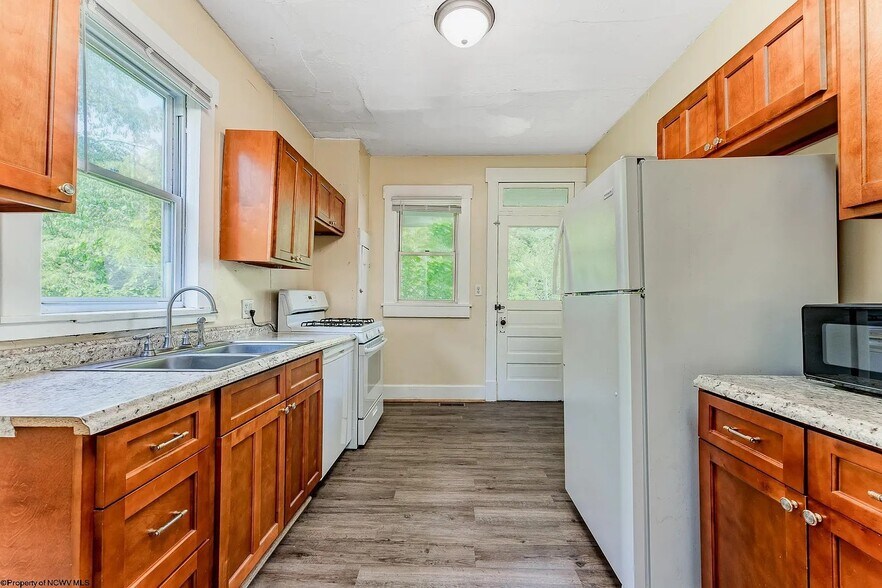 Building Photo - 565 Brockway Ave