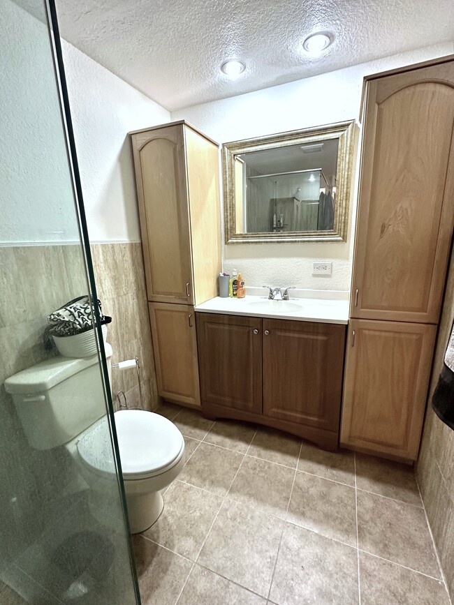 bathroom - 1810 E Oakland Park Blvd