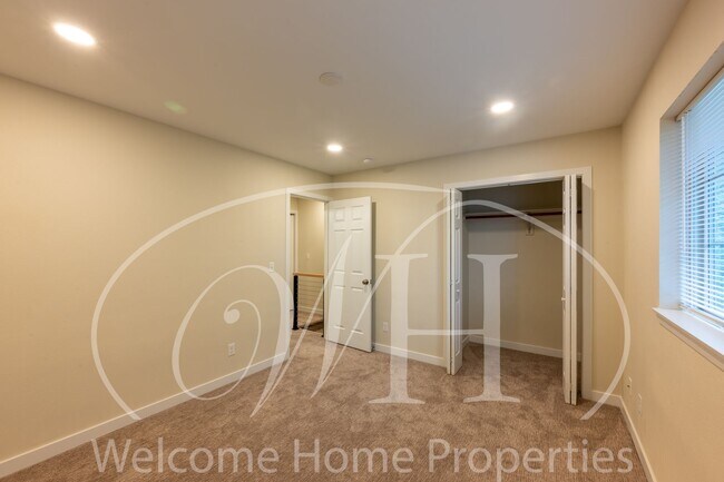 Building Photo - Spacious 2 bedroom duplex with attached garage