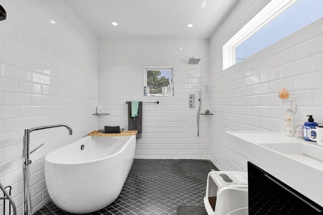 Building Photo - 4008 Marlboro Pl NW