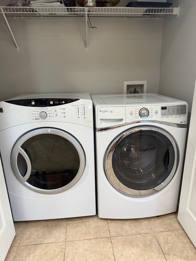 Building Photo - 3BR 2BA w/ Screened Patio + Pool/Gym Access in Gated Villa Serena