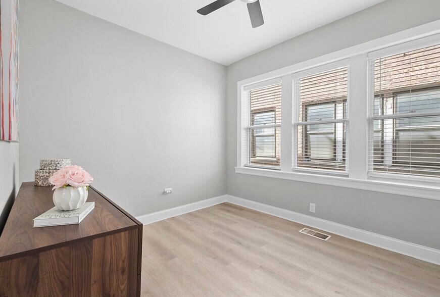 Building Photo - 1809 W Armitage Ave