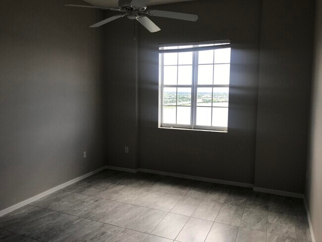 Building Photo - 616 Clearwater Park Rd