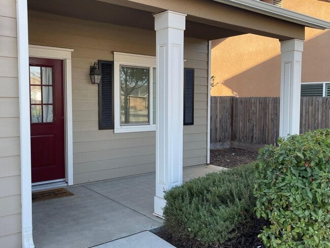 Building Photo - Modern Living Meets Clovis Charm!