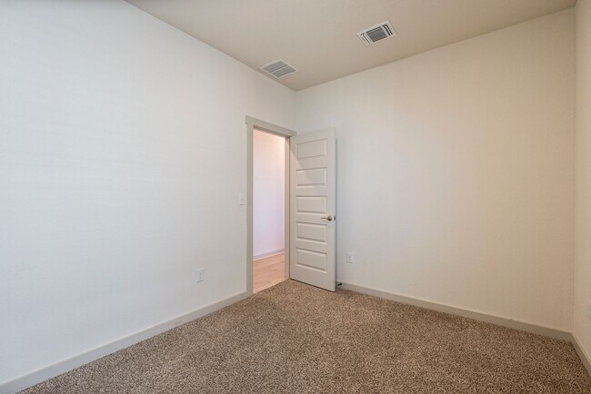 Building Photo - Modern comfort meets Austin flavor, 3-bed gem in Northeast ATX!